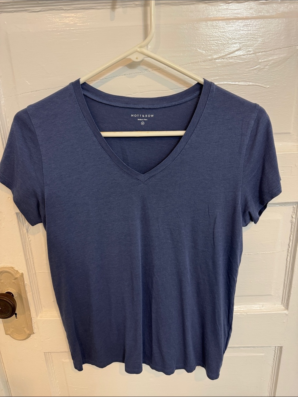 Mott & Bow FITTED V-NECK MARCY TEE - Picture 3 of 3
